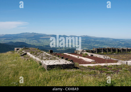 Gallo-römische Tempel von Quecksilber mit TV-Sender und hinter-Observatorium auf dem Gipfel des Puy de Dome, Auvergne, Frankreich Stockfoto
