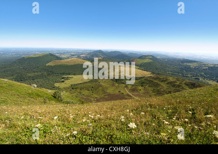 Blick vom Puy de Dome auf die Vulkanlandschaft der Chaine des Puys, Auvergne, Frankreich, Europa Stockfoto