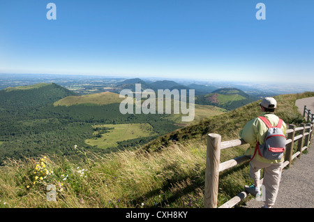 Wanderer aus der Puy de Dome auf die Vulkanlandschaft der Chaine des Durchreise, Auvergne, Frankreich betrachten. Stockfoto