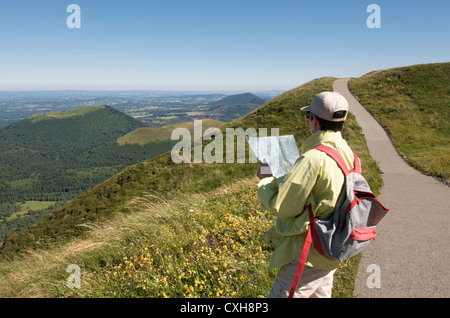 Wanderer auf der Puy de Dome, Blick auf die Vulkanlandschaft der Chaine des Durchreise, Auvergne, Frankreich Stockfoto