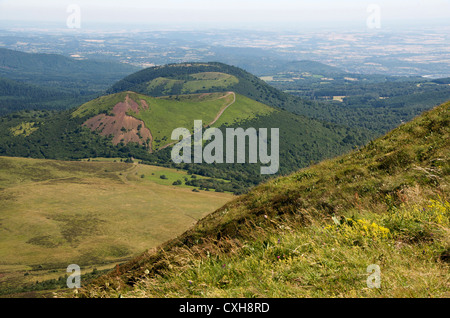 Regionaler Naturpark der Vulkane der Auvergne. Volacnoes Le Pariou und Puy des Goules. Puy de Dome, Auvergne Rhone Alpes. Frankreich. Stockfoto