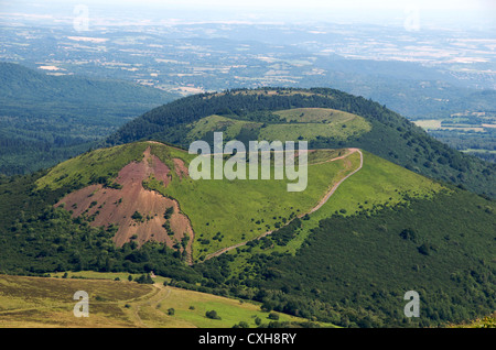 Regionaler Naturpark der Vulkane der Auvergne. Volacnoes Le Pariou und Puy des Goules. Puy de Dome, Auvergne Rhone Alpes. Frankreich. Stockfoto