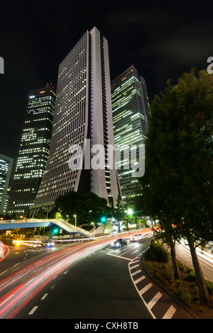 Langzeitbelichtung Verkehr vor Nishi-Shinjuku Gebäude im Geschäftsviertel von Tokio, Japan Stockfoto