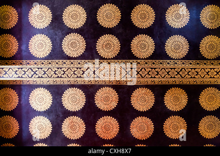 Reich verzierte Decke in den Tempel Wat Phan auf in Chiang Mai Stockfoto
