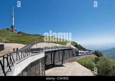 Touristische Zug in Richtung auf den Gipfel des Puy de Dome Vulkans in den Park regionalen der Auvergne Vulkanen, Frankreich Stockfoto