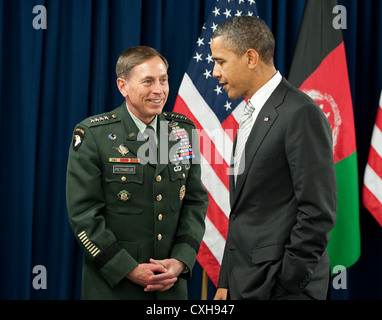 US-Präsident Barack Obama spricht mit General David Petraeus, Kommandeur der International Security Assistance Forces und NATO-Truppen in Afghanistan während des NATO-Gipfels 21. November 2010 in Lissabon, Portugal. Stockfoto