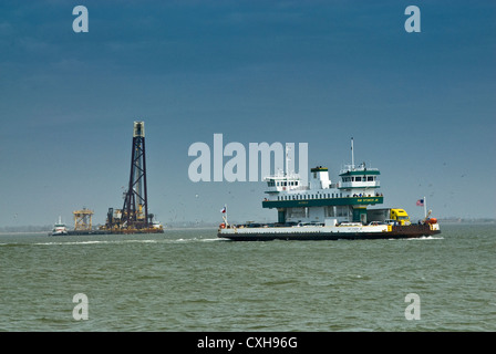 Offshore drilling Rig und Ray Stoker Jr Überfahrt Galveston Bay aus Punkt Bolivar Bolivar-Halbinsel nach Galveston, Texas Stockfoto