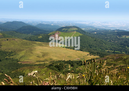 Blick vom Puy de Dome auf die Vulkanlandschaft der Chaine des Puys, Auvergne, Frankreich, Europa Stockfoto