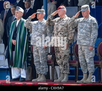 Afghanische Präsident Hamid Karzai (L) steht an der Seite ausgehende ISAF-Kommandeur General Dan K. McNeill, General Egon Ramms und eingehende ISAF-Kommandeur General David D. McKiernan während des Abspielens der Nationalhymnen bei der ISAF Änderung der Befehl Zeremonie 3. Juni 2008 in Kabul. Stockfoto