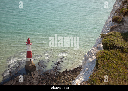 England, East Sussex, Beachy Head Leuchtturm gesehen von der Klippe. Stockfoto