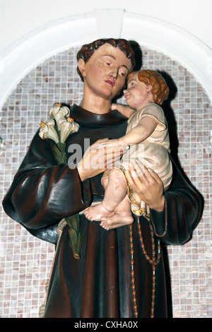 Surrey England Sutton Kirche der Muttergottes von der Rosenkranz Statue von Saint Anthony von Padua tragen das Kind Jesus Christus Stockfoto