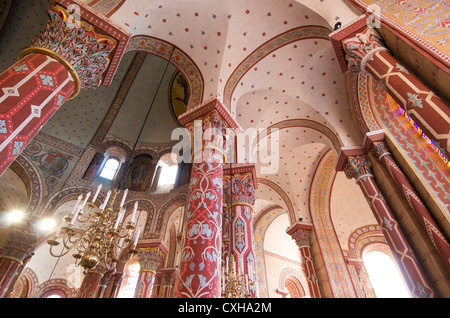 Spalten und Chorumgang der römischen Kirche Saint-Austremoine d'Issoire, Issoire, Auvergne, Frankreich, Europa Stockfoto