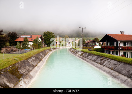 kleine gemütliche bayerische Alpenstadt Wallgau Stockfoto