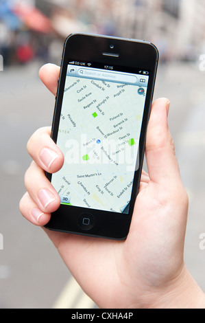 Schwarze iPhone 5 zeigt Apple Maps app, London, England, UK Stockfoto