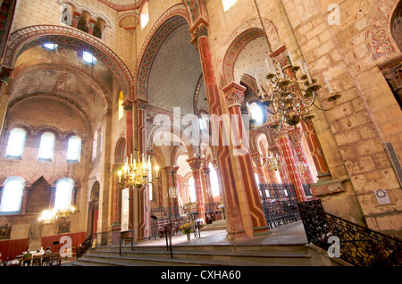 Spalten und Chorumgang der römischen Kirche Saint-Austremoine d'Issoire, Issoire, Auvergne, Frankreich, Europa Stockfoto