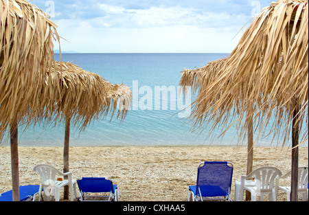 leere Liegestühle mit Sonnenschirmen am Strand Stockfoto