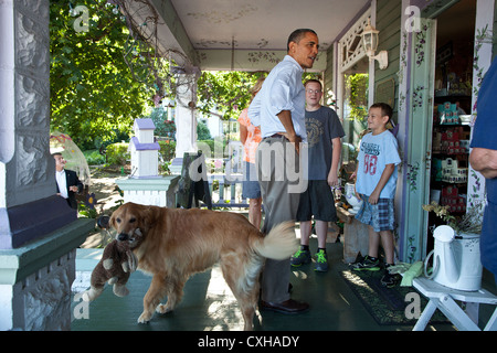 US-Präsident Barack Obama spricht mit Leute an Heuschrecken Store 16. August 2011 in LeClaire, Iowa während eine dreitägige Bustour im mittleren Westen. Stockfoto