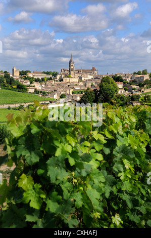 Das Dorf Saint-Emilion mit der Aufschrift Les Plus Beaux Villages de France, UNESCO-Weltkulturerbe, Gironde, Nouvelle Aquitaine, Frankreich, Europa Stockfoto