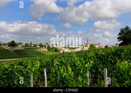 Das Dorf Saint-Emilion mit der Aufschrift Les Plus Beaux Villages de France, UNESCO-Weltkulturerbe, Gironde, Nouvelle Aquitaine, Frankreich, Europa Stockfoto