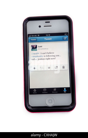iPhone 4 s mit Haut zeigt Tweets auf Twitter Stockfoto