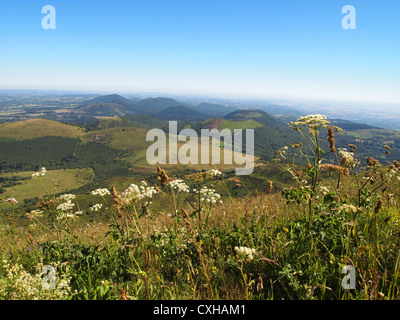 Blick von der Puy de Dome auf der Vulkanlandschaft der Chaine des Puys. Auvergne. Frankreich. Europa. Stockfoto