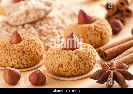 Cookies mit Nüssen und Zimtstangen Stockfoto