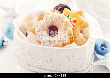 Cookies in das weiße Feld Stockfoto