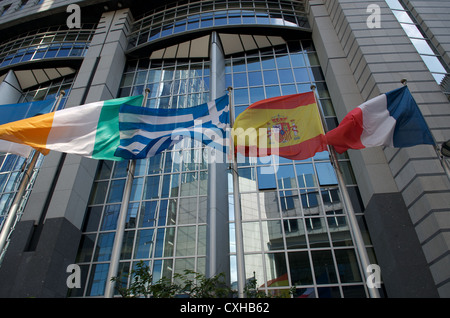 Flagge von Italien, Griechenland, Spanien und Frankreich außerhalb des Europäischen Parlaments in Brüssel Stockfoto