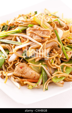 chinesische rühren - gebratene Nudeln mit Hühnerfleisch Stockfoto