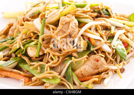 chinesische rühren gebratene Nudeln mit Hühnerfleisch Stockfoto