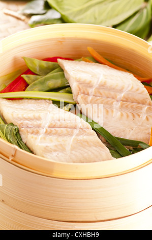 Fischfilet gedünstet mit Gemüse Stockfoto