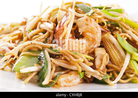 Gebratene Nudeln mit Garnelen und Gemüse Stockfoto