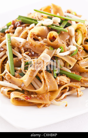 Pad Thai auf den weißen Teller Stockfoto