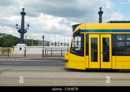 Moderne gelben Straßenbahn auf den Straßen von Budapest, Ungarn Stockfoto