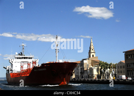 Schiff verlassen das Teich der Berre Martigues Bouches du Rhone Frankreich Europa Stockfoto