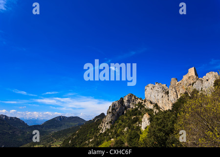 Landschaft der Stadtmauer und Turm von peyrepertuse, die 12 mittelalterlichen Katharer Burg, in die Berge der Pyrenäen in Frankreich Stockfoto