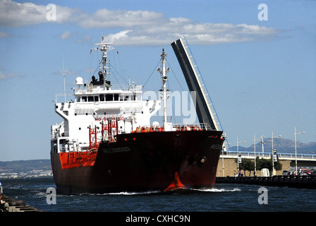 Schiff verlässt den Teich von Berre, Martigues, Bouches du Rhone Frankreich Europa Stockfoto