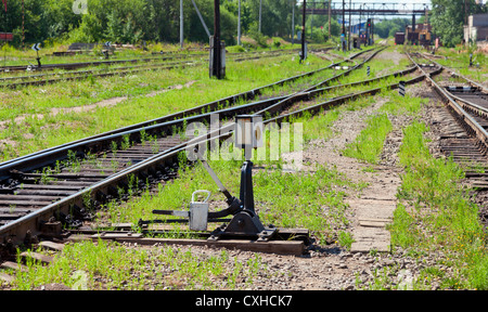 Alte Eisenbahn-Pfeil auf dem Bahnhof im Sommer Stockfoto