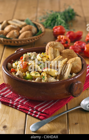 Ackee und Saltfish mit Knödel und gebratenen Kochbananen Jamaika Essen Stockfoto