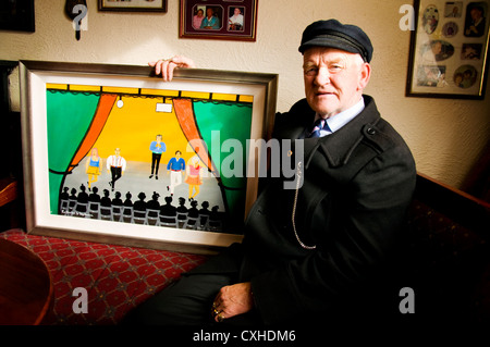 Patsy Dan Mac Ruaíri (Rodgers) König von Tory Island mit einem seiner Werke ein Gemälde des traditionellen irischen Tanzes Stockfoto