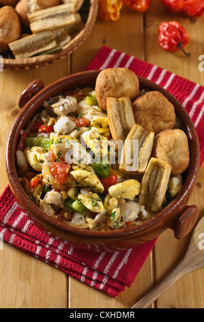 Ackee und Saltfish mit Knödel und gebratenen Kochbananen Jamaika Essen Stockfoto