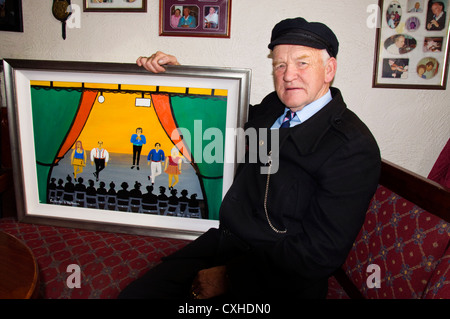 Patsy Dan Mac Ruaíri (Rodgers) König von Tory Island mit einem seiner Werke ein Gemälde des traditionellen irischen Tanzes Stockfoto