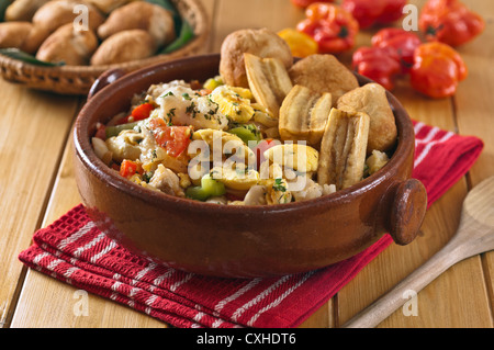 Ackee und Saltfish mit Knödel und gebratenen Kochbananen Jamaika Essen Stockfoto