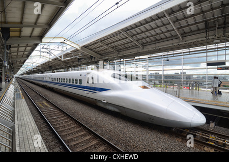 Japanische Hochgeschwindigkeitszug am Bahnhof von Kyoto. Stockfoto