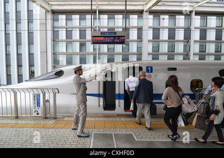 Japanische Hochgeschwindigkeitszug am Bahnhof von Kyoto. Stockfoto