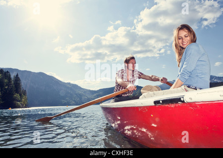 Deutschland, Bayern, paar im Ruderboot, Lächeln Stockfoto