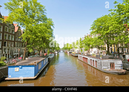 Hausboote in den Grachten in Amsterdam Niederlande Stockfoto