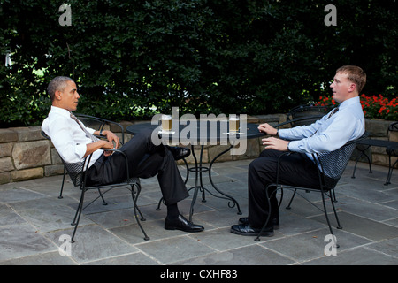 US Präsident Barack Obama genießt ein Bier mit Dakota Meyer 14. September 2011 auf der Terrasse außerhalb des Oval Office. Der Präsident wird Meyer mit der Medal Of Honor Morgen während einer Zeremonie im Weißen Haus vorstellen. Stockfoto