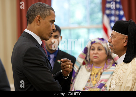 US-Präsident Barack Obama spricht mit seiner Familie und libysche Botschafter Ali Suleiman Aujali 9. September 2011 im Rahmen einer Botschafter Credentialing Zeremonie im Oval Office des weißen Hauses. Stockfoto