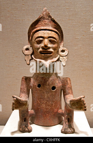 Präkolumbianische Keramikfigur aus Ost-Nahua Xantil spitzer Kinnbart und Hände in ritueller Geste erhoben Stockfoto